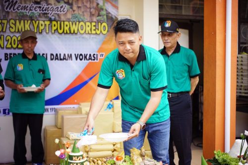 Potong Tumpeng oleh Ketua Yayasan